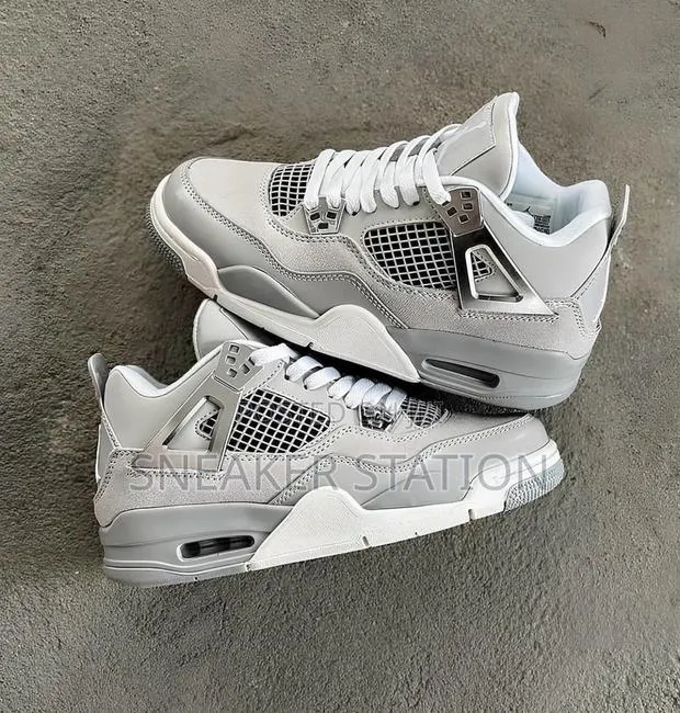 Air Jordan Retro 4 Frozen Moment · Photo 1