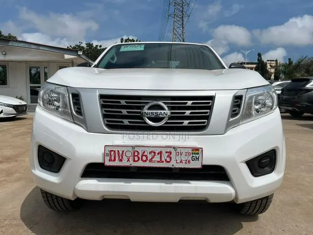 Nissan Navara 2019 White · Photo 1