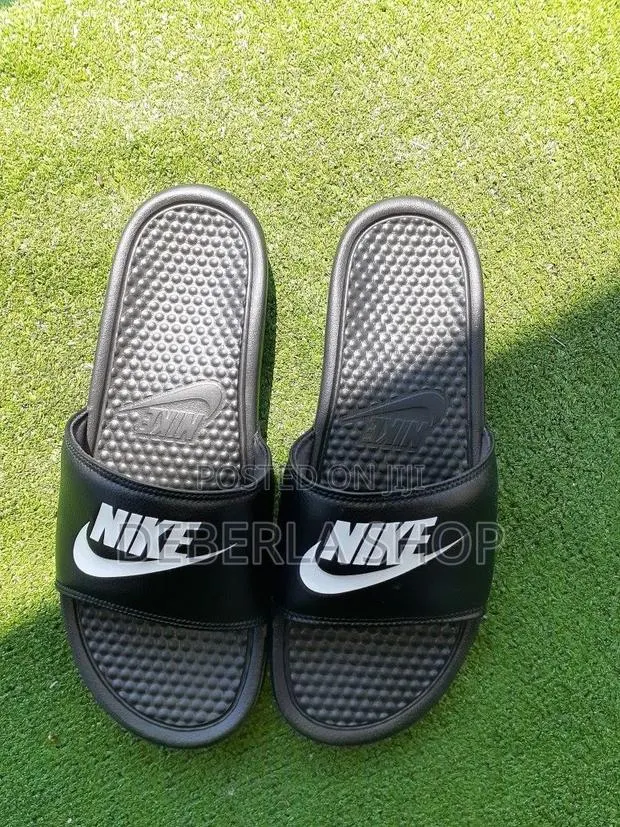 Nike Benassi Slides · Photo 1