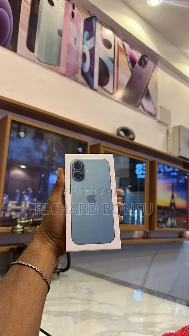 New Apple iPhone 16 256 GB Blue · Photo 1