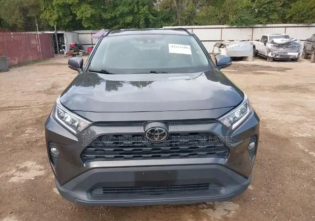 Toyota RAV4 XLE 2021 Gray · Photo 1