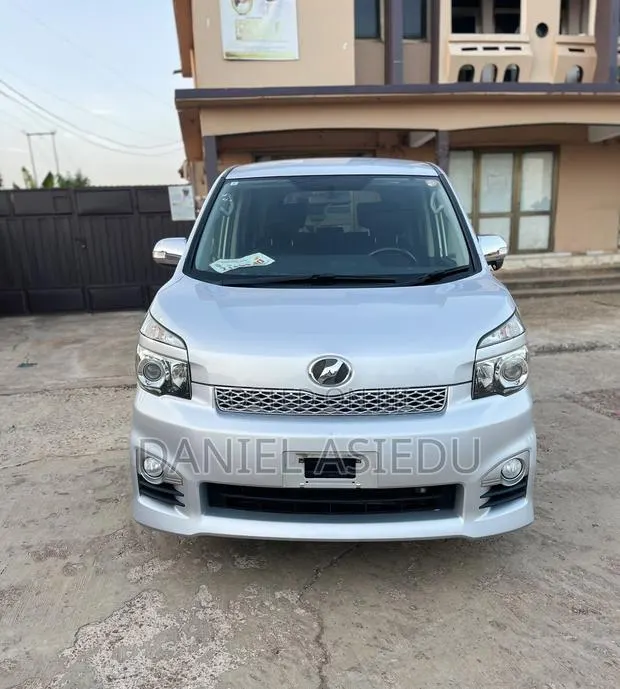 Toyota Voxy V 2WD 8-Seater 2013 Silver · Photo 1