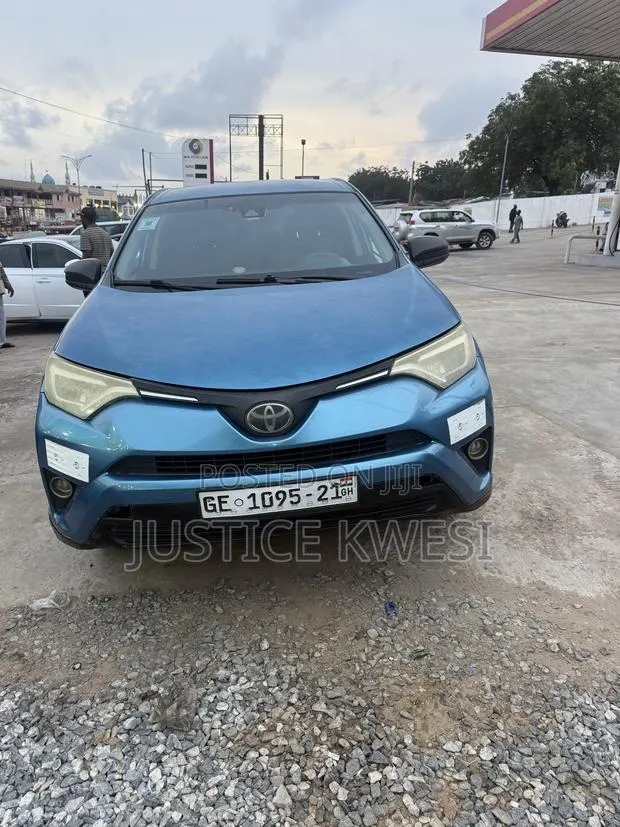 Toyota RAV4 LE 4dr SUV (2.5L 4cyl 6A) 2018 Blue · Photo 1