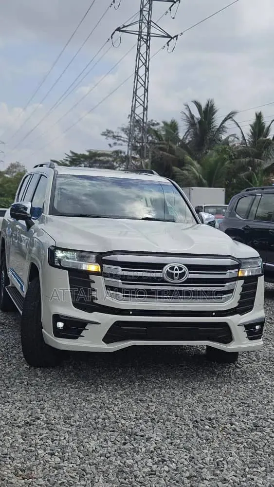 Toyota Land Cruiser 2023 White · Photo 1