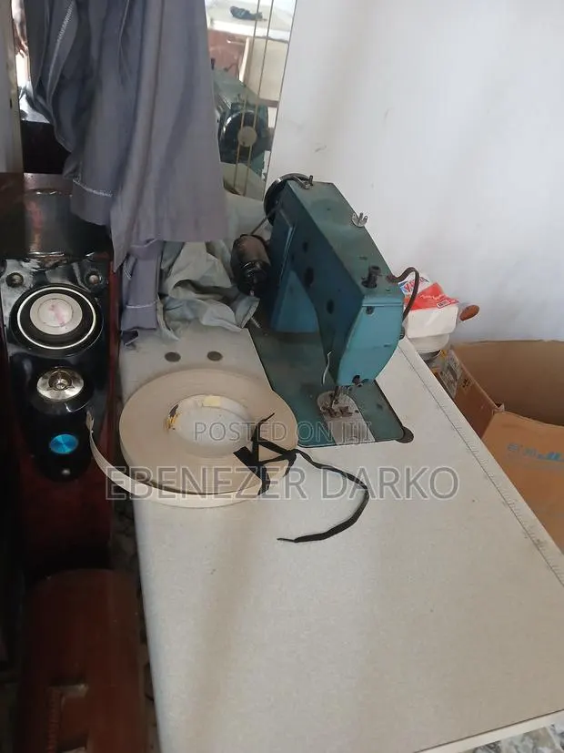 Singer Fonix Sawing Machine · Photo 2