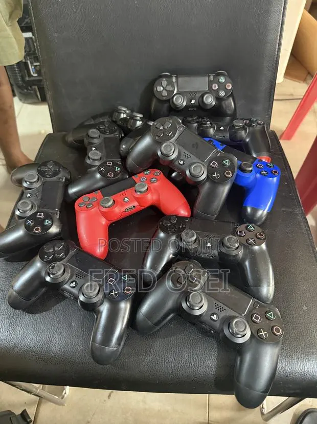 PlayStation 4 Controllers · Photo 1