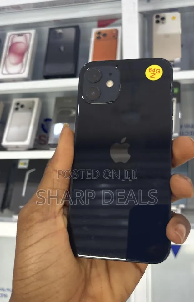 Apple iPhone 12 64 GB Black · Photo 3