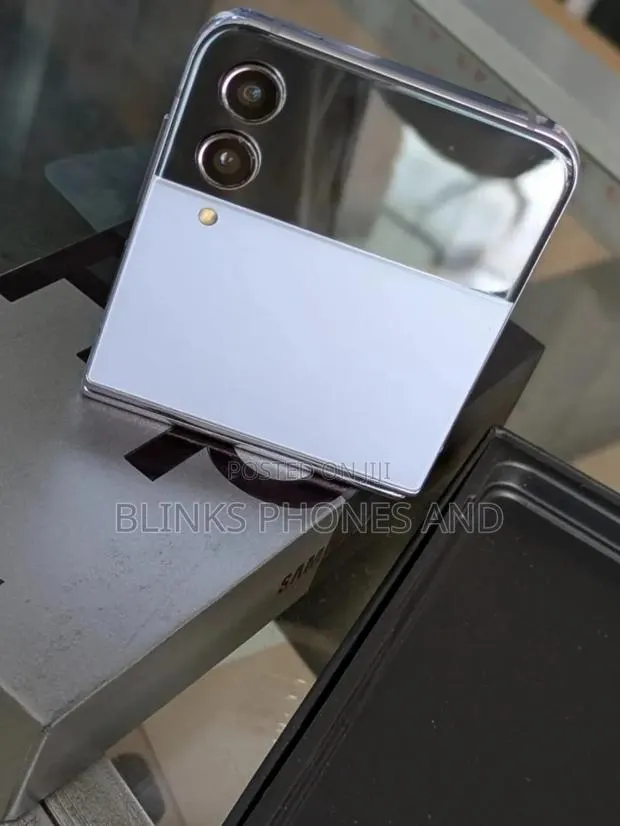 New Samsung Galaxy Z Flip4 256 GB · Photo 1