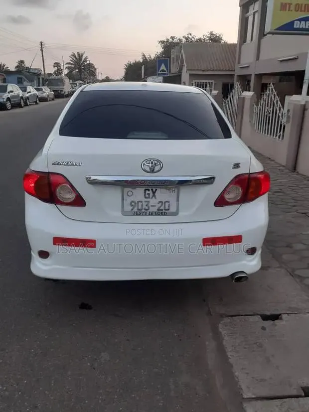 Toyota Corolla 2010 White · Photo 1