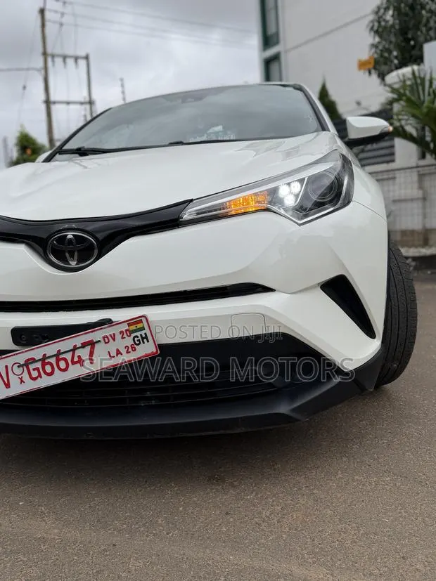 Toyota C-HR XLE FWD Sport Utility (2.0L 4cyl 2AM) 2018 White · Photo 1