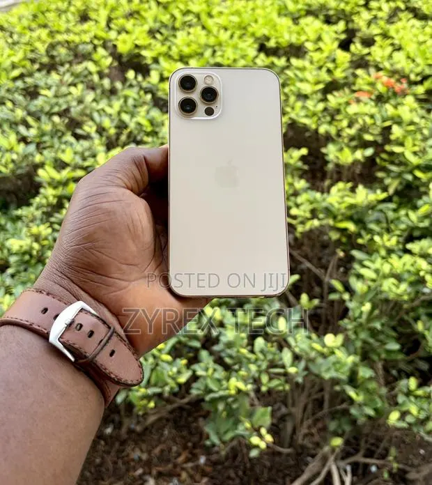 Apple iPhone 12 Pro 128 GB Gold · Photo 1