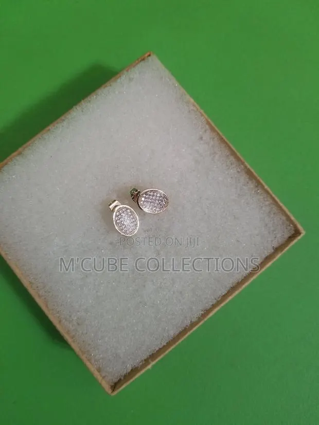 Crystal Oval Stud Earrings · Photo 1