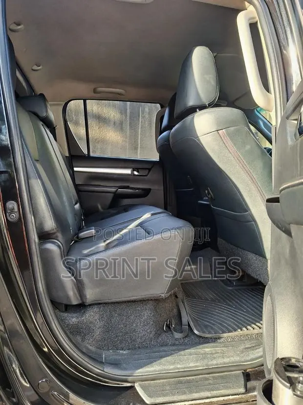 Toyota Hilux Revo Double Cab Deisel 2.4 AWD 2018 Black · Photo 1