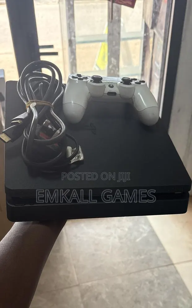 Ps4 Slim With Any 3 Offline Games · Photo 1