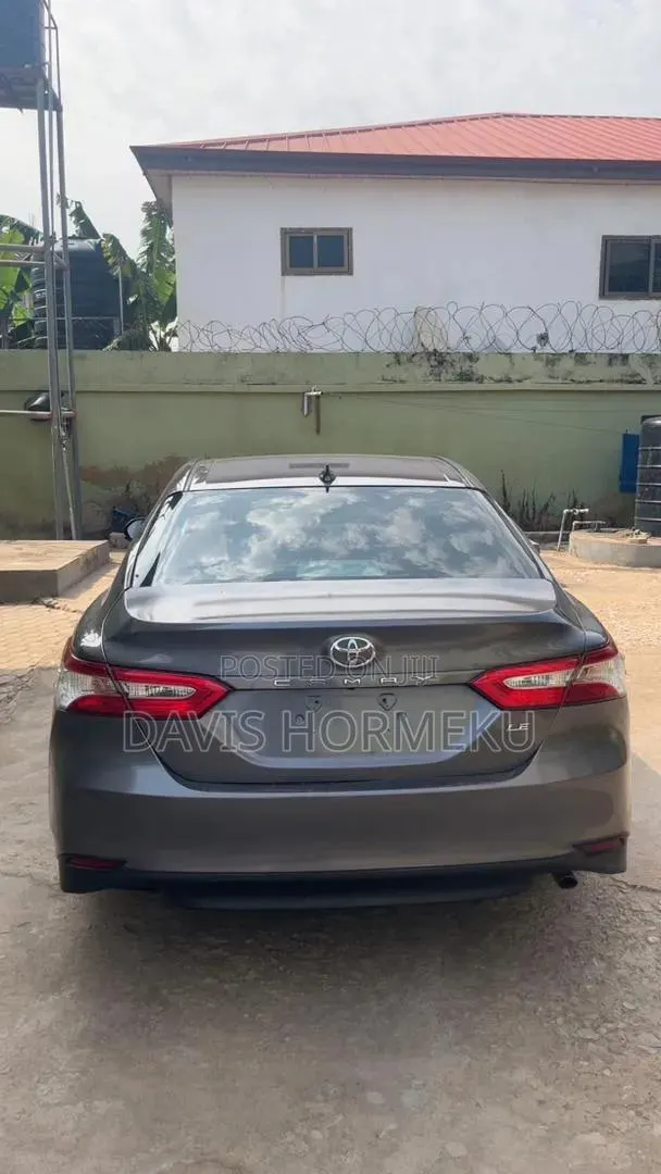 Toyota Camry 2018 Gray · Photo 1