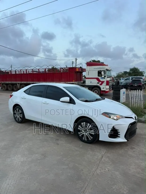 Toyota Corolla LE 4dr Sedan (1.8L 4cyl CVT) 2016 White · Photo 1