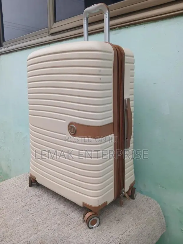 It Lunggage Bag/ Traveling Suitcase. 27" Beige Color. Medium · Photo 1