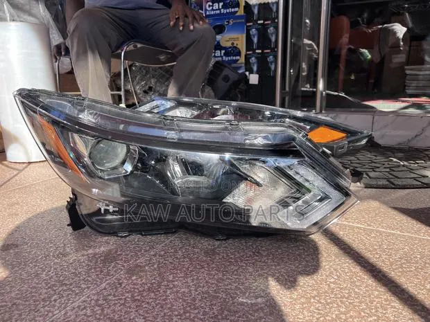 2018,2019,2020,2021 Headlight for Nissan Qashqai · Photo 1