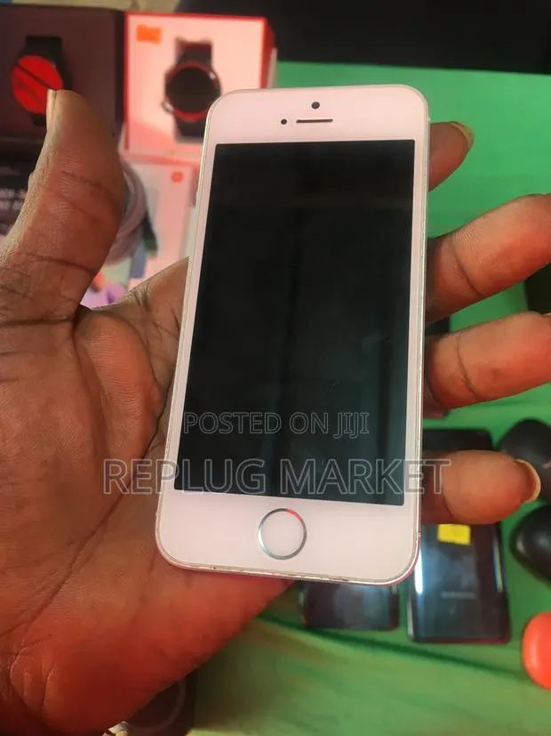 Apple iPhone SE 64 GB Silver · Photo 1