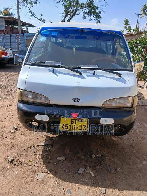 Hyundai H-100 1999 White · Photo 1