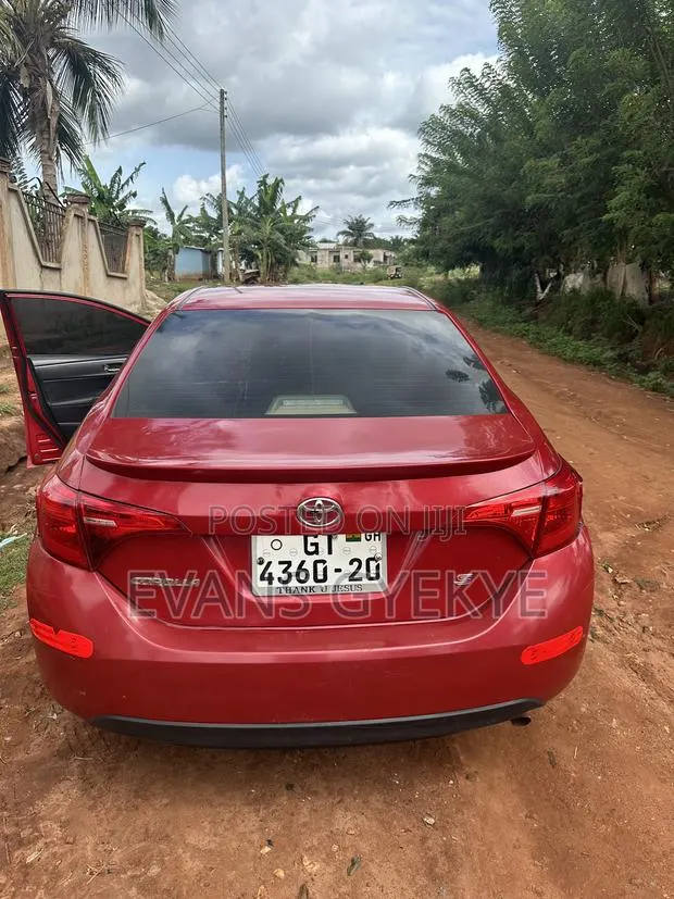 Toyota Corolla 2017 Red · Photo 1
