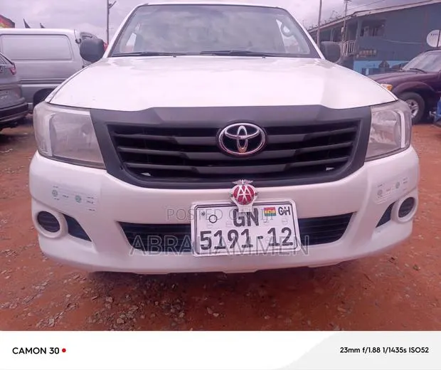 Toyota Hilux 2.5 D-4D 4X4 SRX 2012 White · Photo 1