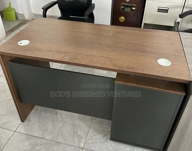 Solid Office Table · Photo 1