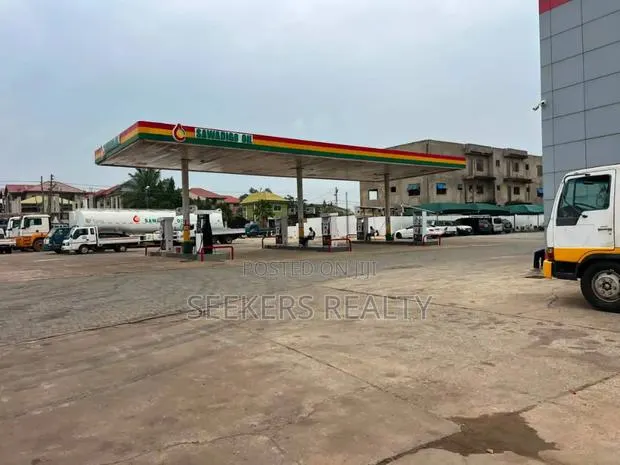 Filling Station for Auction Sale Adjiringanor School Junction. · Photo 1