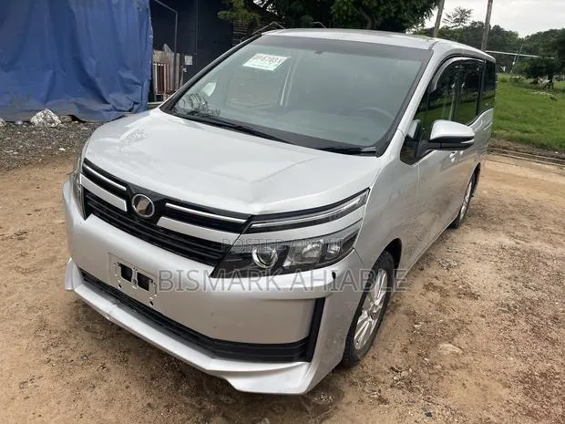 Toyota Voxy V 2WD 8-Seater 2014 Silver · Photo 1