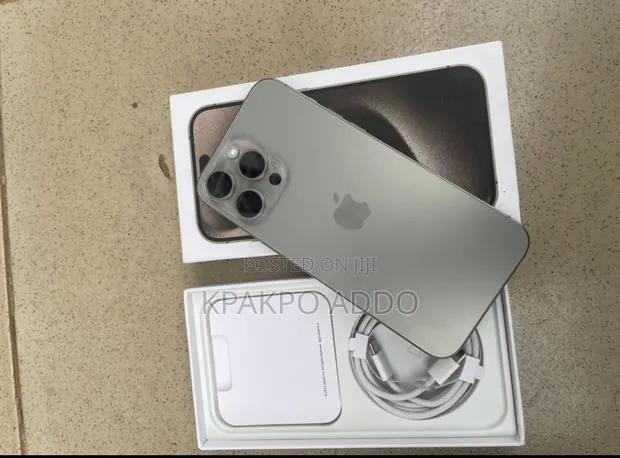 Apple iPhone 15 Pro Max 256 GB Silver · Photo 1