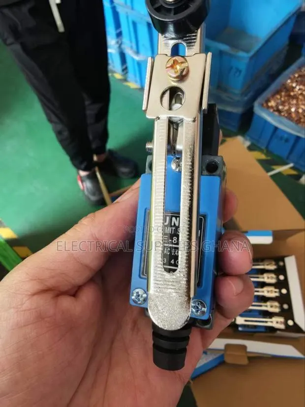 Llm8me-8108 Adjustable Roller Lever Limit Switch 5a 250v · Photo 1