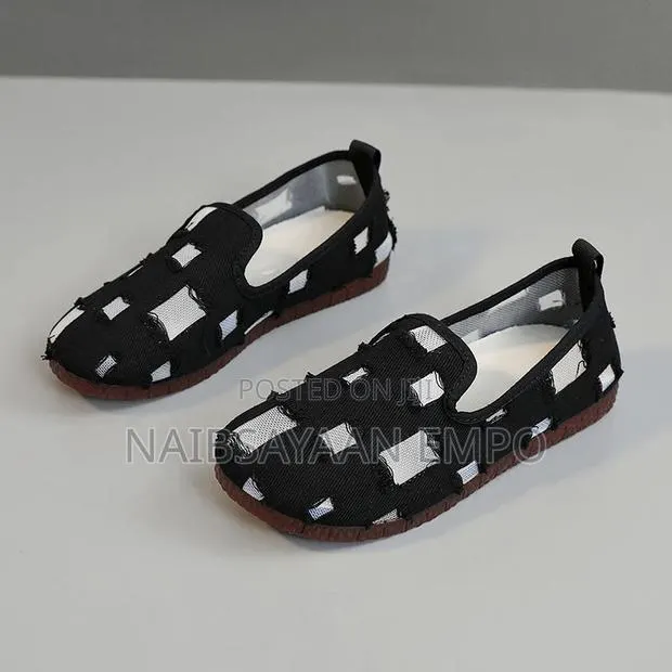 Women Breathable Slip on Shoes · Photo 1