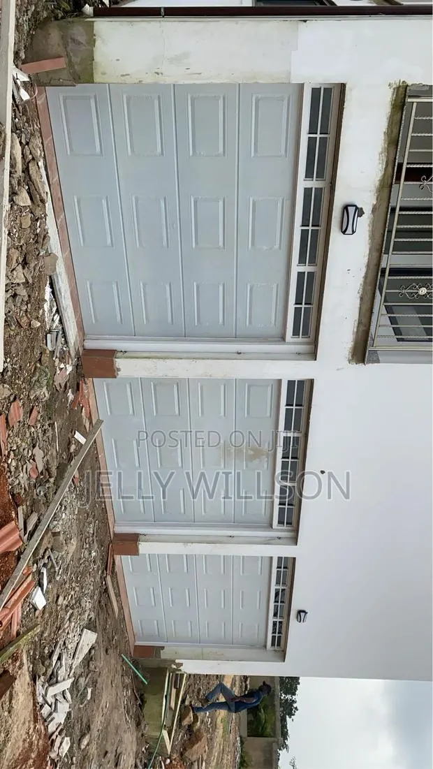 9 X 8 Feet Garage Door With Fix Fanlight · Photo 1