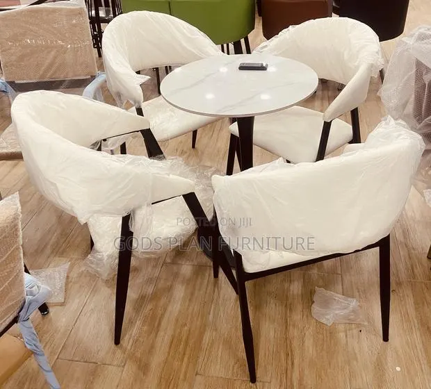 Casual Dining Table (+4) · Photo 1