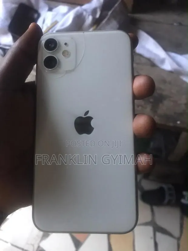 Apple iPhone 11 128 GB White · Photo 1