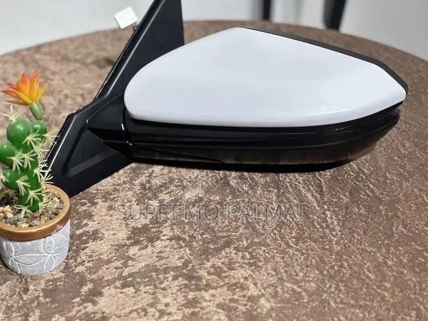 Honda Civic 2016–2021 Right Mirror – Signal Light, Pearl White · Photo 1