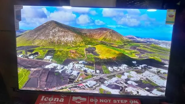Dive Into Detail With Ansano 50-Inch Screen · Photo 1