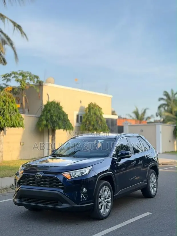 Toyota RAV4 XLE Premium 2021 Blue · Photo 1