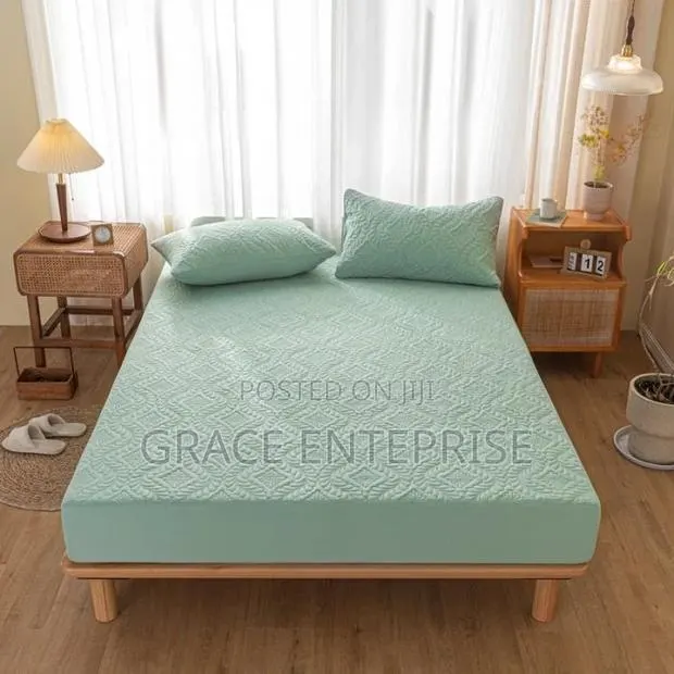 Luxury Water Proof Bed Covers in Diff Colors · Photo 1