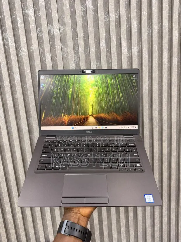 Laptop Dell Latitude 5300 8GB Intel Core i7 SSD 256GB · Photo 1