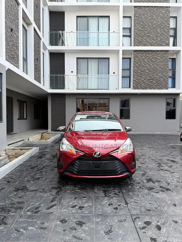 Toyota Vitz 1.3 FWD 5dr 2018 Maroon · Photo 1