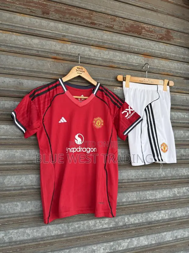 Manchester United Kids Jersey _ Manchester United 2025/2026 Children · Photo 1