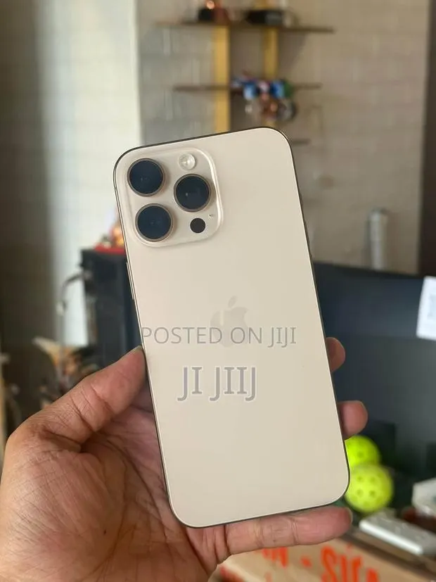 Apple iPhone 16 Pro Max 512 GB Gold · Photo 1