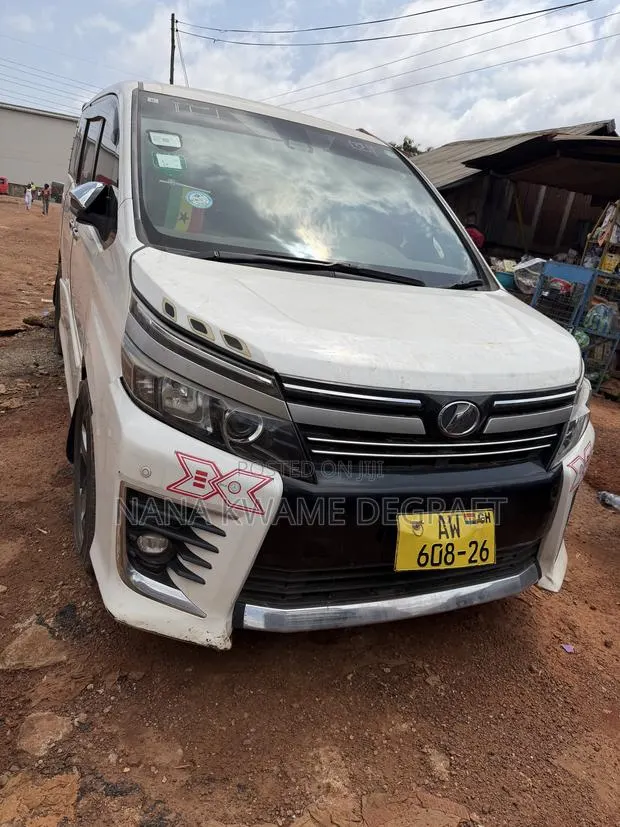 Toyota Voxy V 4WD 8-Seater 2017 White · Photo 1