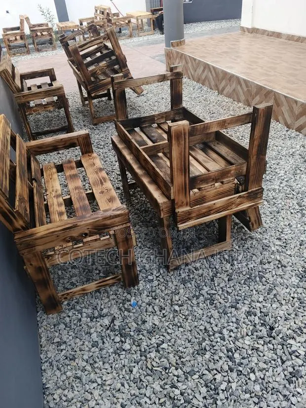 Pub Tables And Chairs Set. · Photo 1
