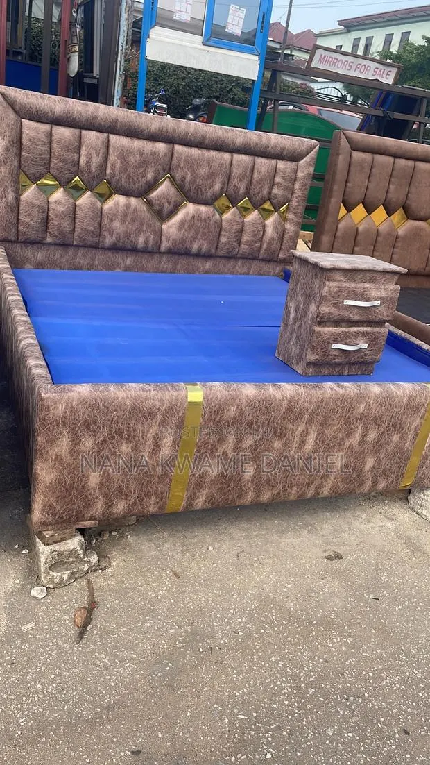 Queen Size Bed Frame · Photo 1