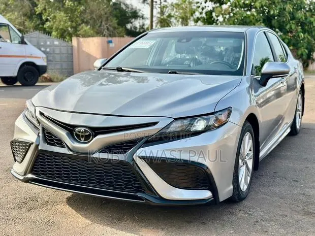 Toyota Camry SE 2023 Silver · Photo 1