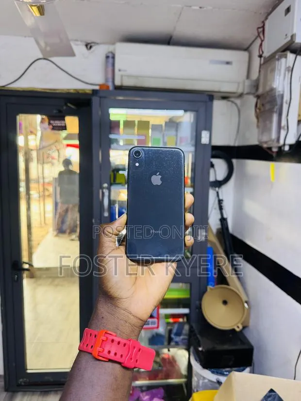 Apple iPhone XR 64 GB Black · Photo 1
