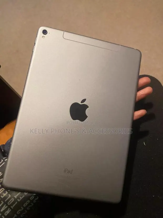 Apple iPad Pro 9.7 (2016) 128 GB Silver · Photo 1