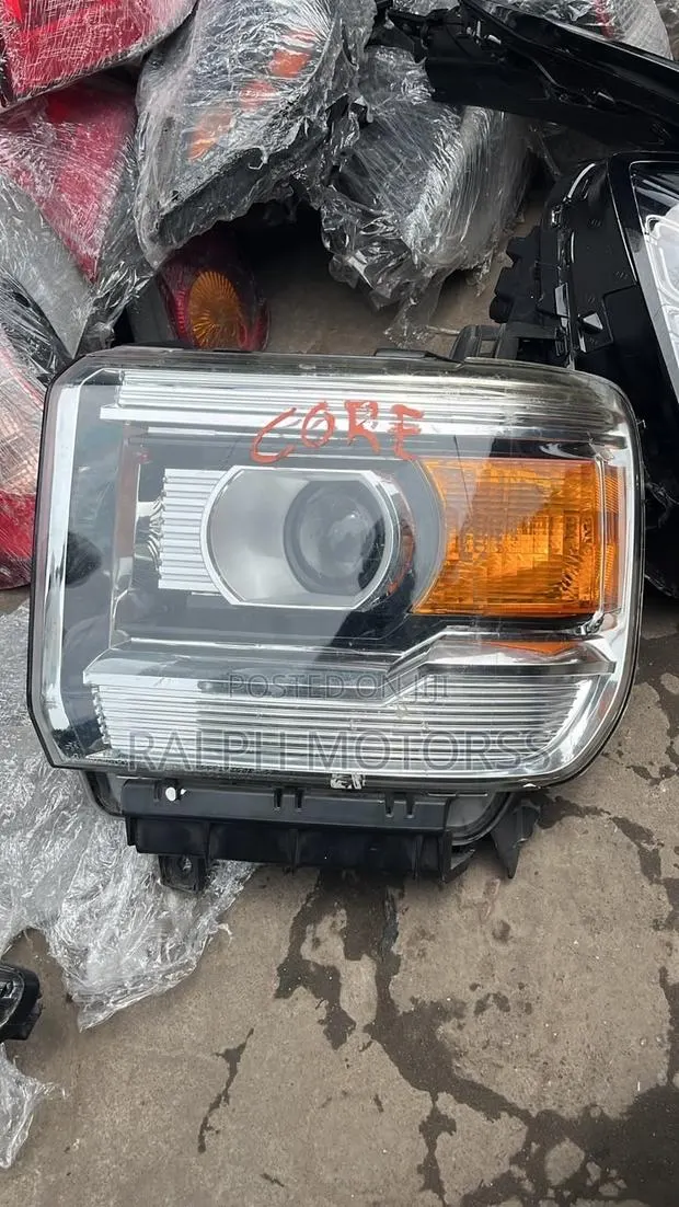 GMC Sierra 2015 Headlight · Photo 1